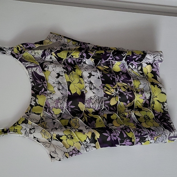 Cleo floral layered top. - Picture 3 of 4